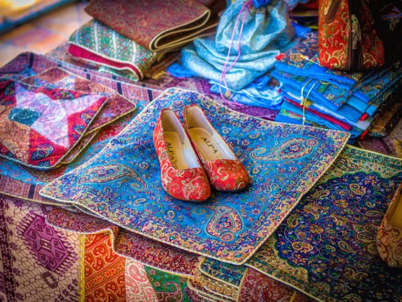 در بازارگردی شبانه سوغاتی بخرید