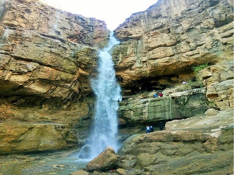 آبشار دره گاهان در جوار کویر لوت